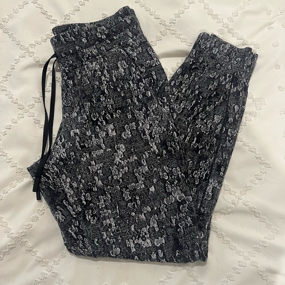 Lululemon joggers RARE Design